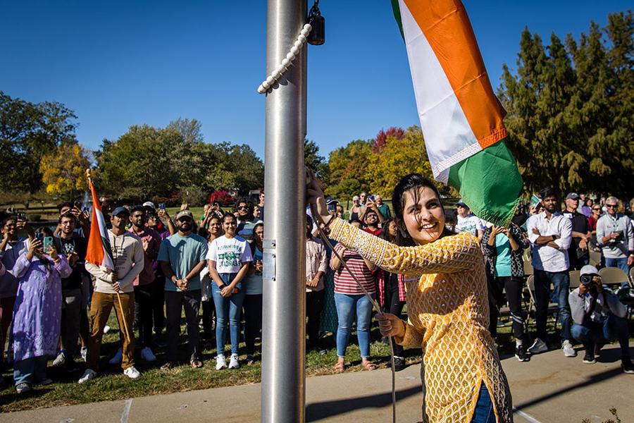 在西北地区一年一度的国际升旗仪式上，一名来自印度的学生升起了她的祖国国旗, 每年秋天都会庆祝牛津大学的国际学生和多样性. (图片来源:Lauren Adams/<a href='http://v96b.daves-studio.com/'>全国网赌正规平台</a>) 